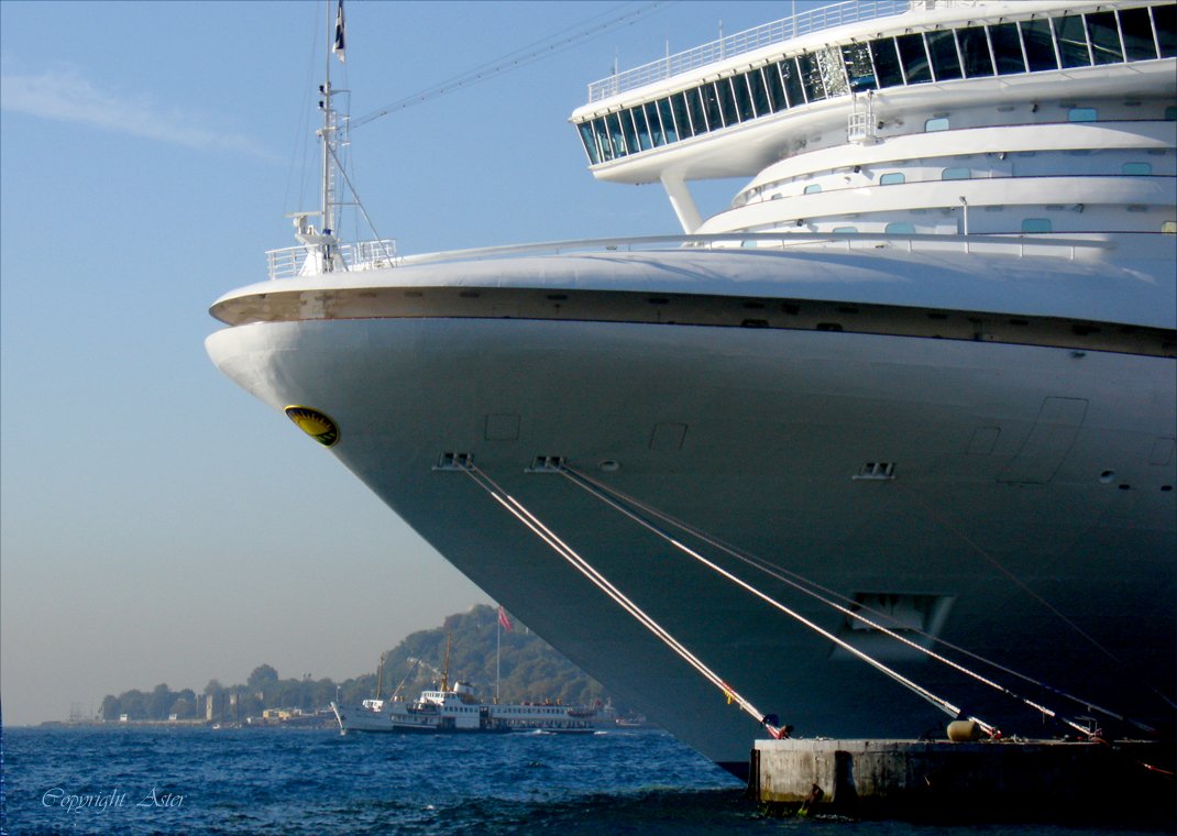 Emerald Princess in Istanbul - 19 September 2007 -09.18 hrs.jpg