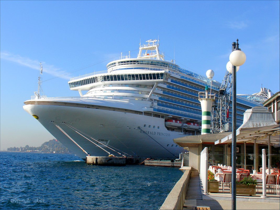 Emerald Princess at Istanbul Port - 19 September 2007 - 09.08 am.jpg