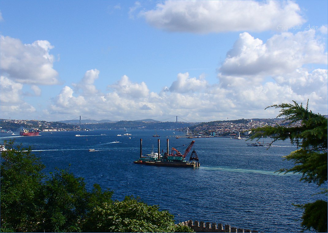 Istanbul and Bosphorus Strait from Topkapi Palace -20 Sept. 2007 -10.41am - DSC-V3.jpg
