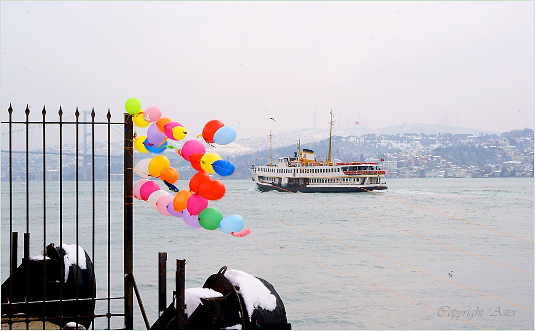 Balloons - Snowy Istanbul - 03 Feb. 2010 -10.36am - Sony A100.jpg